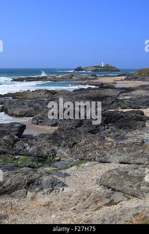 Godrevy Insel und Leuchtturm mit einem felsigen Ufer in den Vordergrund, Cornwall, England, UK. Stockfoto