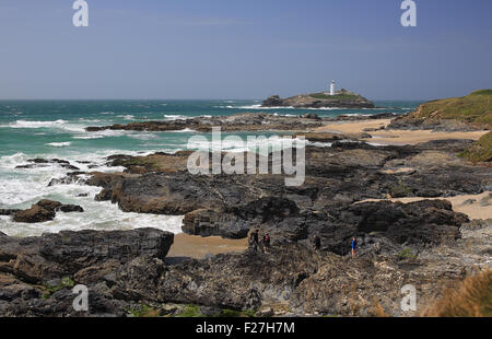 Godrevy Insel und Leuchtturm mit einem felsigen Ufer in den Vordergrund, Cornwall, England, UK. Stockfoto