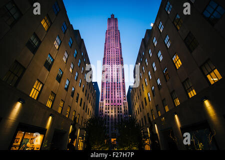 Gebäude am Rockefeller Center in der Nacht, in Midtown Manhattan, New York. Stockfoto