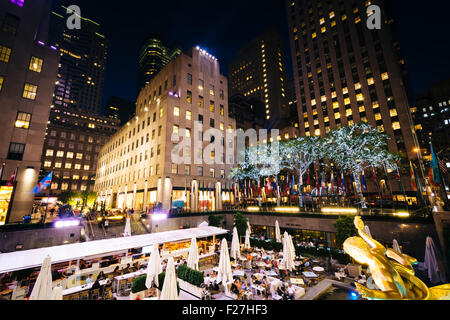 Gebäude am Rockefeller Center in der Nacht, in Midtown Manhattan, New York. Stockfoto