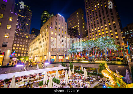 Gebäude am Rockefeller Center in der Nacht, in Midtown Manhattan, New York. Stockfoto