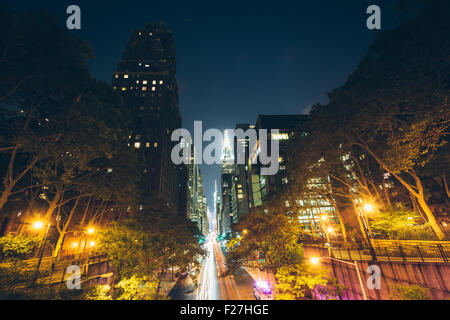 42nd Street in der Nacht, von Tudor City, in Midtown Manhattan, New York gesehen. Stockfoto