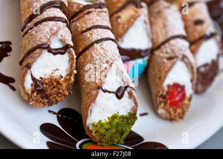 Cannoli Siciliani - sizilianische Gebäck auf einem Teller Stockfoto