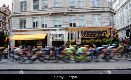 London UK. 13. September 2015. Die Tour of Britain Radrennen fährt nach unten The Strand in einer Unschärfe der Farbe heute am letzten Tag und gewann schließlich von Edvald Boasson Hagen vom Team MTN Qhubeka. Bildnachweis: Simon Dack/Alamy Live-Nachrichten Stockfoto