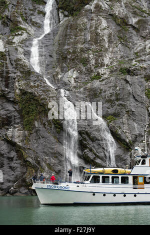 Schneegans, einem kleinen Kreuzfahrtschiff, in Fords Schrecken, einen eiszeitlichen Fjord in Southeast Alaska. Stockfoto