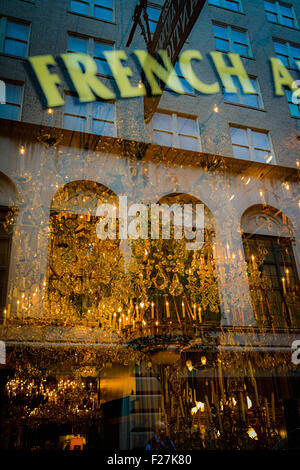 Eine opulentere Kronleuchter kann in das spiegelnde Schaufenster der Französisch Antiquitätengeschäft auf Royal Street, New Orleans gesehen werden; LA Stockfoto