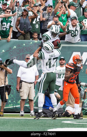 East Rutherford, New Jersey, USA. 13. September 2015. New York Jets Wide Receiver Brandon Marshall (15) feiert seinen Touchdown Fang mit Tight-End Kellen Davis (47), während sich Cleveland Browns Cornerback Joe Haden (23) während die NFL-Spiel zwischen den Cleveland Browns und die New York Jets MetLife Stadium in East Rutherford, New Jersey auf. Die New York Jets gewann 31-10. Christopher Szagola/CSM/Alamy Live-Nachrichten Stockfoto