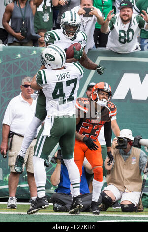 East Rutherford, New Jersey, USA. 13. September 2015. New York Jets Wide Receiver Brandon Marshall (15) feiert seinen Touchdown Fang mit Tight-End Kellen Davis (47), während sich Cleveland Browns Cornerback Joe Haden (23) während die NFL-Spiel zwischen den Cleveland Browns und die New York Jets MetLife Stadium in East Rutherford, New Jersey auf. Die New York Jets gewann 31-10. Christopher Szagola/CSM/Alamy Live-Nachrichten Stockfoto