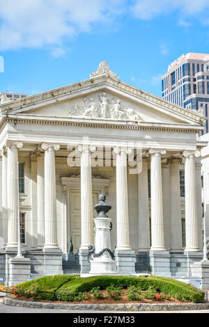 Neoklassizistische Gebäude, Gallier Hall, mit Bronze-Büste von John McDonogh in Lafayette Square in New Orleans LA Stockfoto