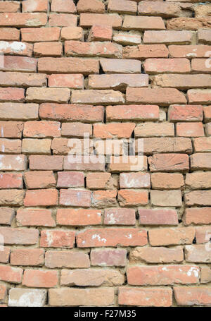 Mauerwerk aus rotem Backstein (fragment der alten Wand). Stockfoto