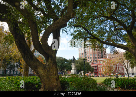 Eine schöne Aussicht auf Lafayette Square mit Bäumen und Statuen befindet sich in der Central Business District von New Orleans, LA Stockfoto