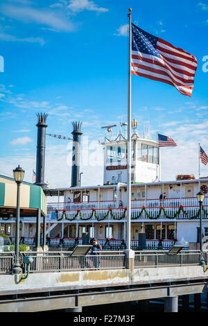 Die geliebten Natchez Steamboat auf der Bordkarte Dock auf dem Mississippi River in der Nähe des French Quarter in New Orleans, LA Stockfoto