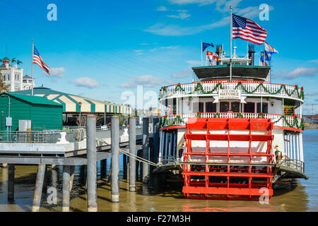 Die geliebten Natchez Steamboat auf der Bordkarte Dock auf dem Mississippi River in der Nähe des French Quarter in New Orleans, LA Stockfoto