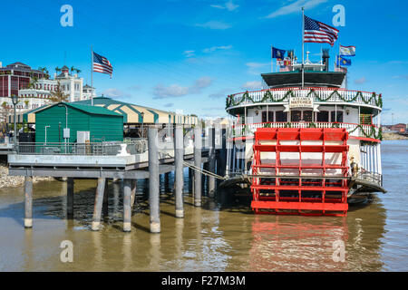 Die geliebten Natchez Steamboat auf der Bordkarte Dock auf dem Mississippi River in der Nähe des French Quarter in New Orleans, LA Stockfoto