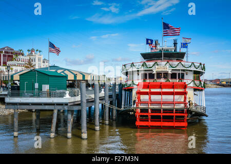 Die geliebten Natchez Steamboat auf der Bordkarte Dock auf dem Mississippi River in der Nähe des French Quarter in New Orleans, LA Stockfoto