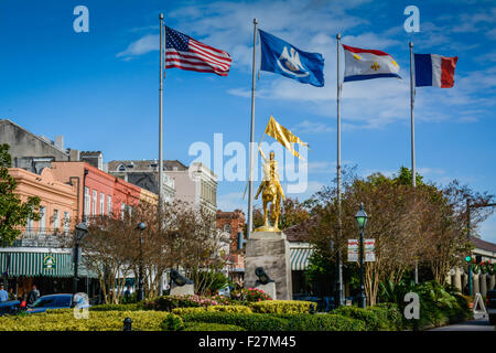 Fahnen hoch herum fliegen die vergoldete bronze Equestrian Statue der Jungfrau von Orléans, gelegen im French Quarter, New Orleans, LA Stockfoto