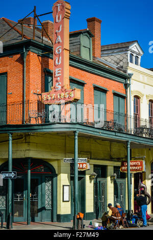 Straßenmusiker unterhalten auf der Ecke Madison & Decatur Straße, vor Tujagues Restaurant in New Orleans, LA Stockfoto