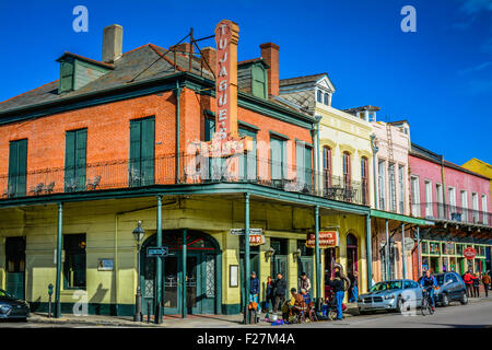 Straßenmusiker unterhalten auf der Ecke Madison & Decatur Straße, vor Tujagues Restaurant in New Orleans, LA Stockfoto