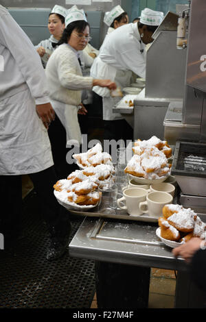 Das Personal in der Küche des Vorbereitung Krapfen und Kaffee au dazu im French Quarter, New Orleans, LA Café du Monde Stockfoto