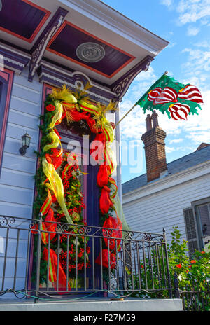 Ein Klassiker und bunten kreolischen Cottage dekoriert in Bänder und Kränze für die Feiertage im French Quarter in New Orleans, LA Stockfoto