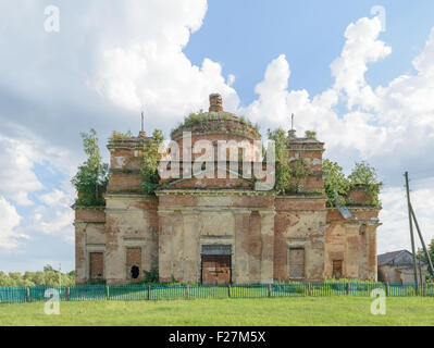 Überwucherten Tempel im Dorf Alekseevka in Orel Region. Stockfoto