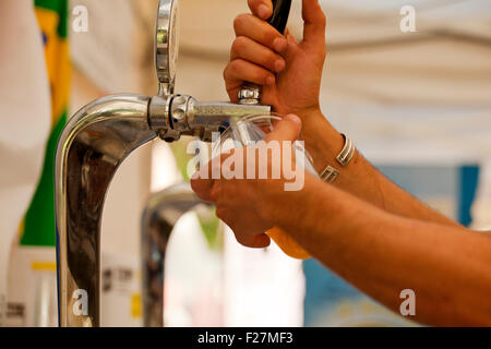 Barkeeper Gießen Bier vom Fass Stockfoto