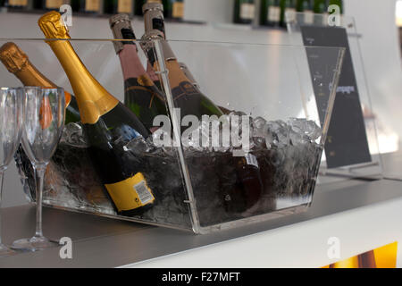 Eine Menge Sekt und Gläser Stockfoto