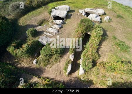 Die 6000 Jahre alte Dolmen Rondossec. Plouharnel, Bretagne, Frankreich. 3 Parallelstelle Gräber in großen kreisförmigen cairn Stockfoto