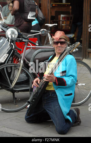 London, UK, 13. September 2015, die Band Phantom Gliedmaßen UK busk in Brick Lane im East End von London an einem Sonntag Nachmittag, ein Bereich mit einer großen Bangladeshi Gemeinschaft. Bildnachweis: JOHNNY ARMSTEAD/Alamy Live-Nachrichten Stockfoto