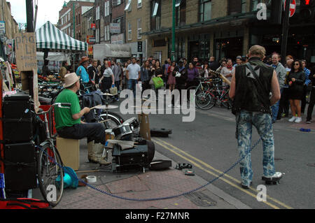 London, UK, 13. September 2015, die Band Phantom Gliedmaßen UK busk in Brick Lane im East End von London an einem Sonntag Nachmittag, ein Bereich mit einer großen Bangladeshi Gemeinschaft. Bildnachweis: JOHNNY ARMSTEAD/Alamy Live-Nachrichten Stockfoto