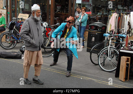 London, UK, 13. September 2015, die Band Phantom Gliedmaßen UK busk in Brick Lane im East End von London an einem Sonntag Nachmittag, ein Bereich mit einer großen Bangladeshi Gemeinschaft. Bildnachweis: JOHNNY ARMSTEAD/Alamy Live-Nachrichten Stockfoto