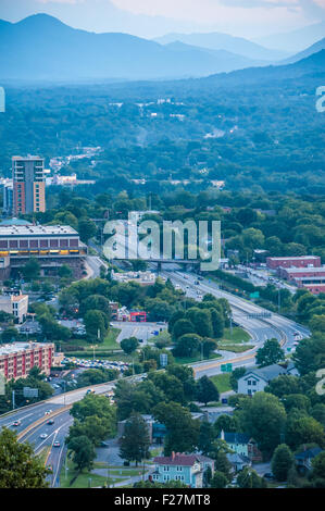 Der Abend beginnt in der Stadt Asheville, North Carolina, eingebettet in die Blue Ridge Mountains. (USA) Stockfoto