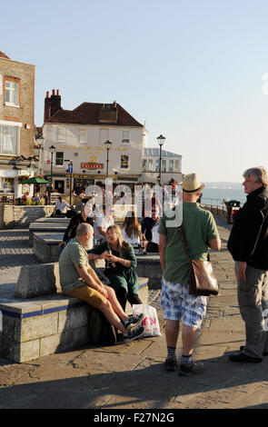 Portsmouth Hampshire UK - warme Menschen trinken und genießen am Abend auf alten Stadtkai Stockfoto