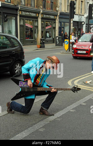 London, UK, 13. September 2015, die Band Phantom Gliedmaßen UK busk in Brick Lane im East End von London an einem Sonntag Nachmittag, ein Bereich mit einer großen Bangladeshi Gemeinschaft. Bildnachweis: JOHNNY ARMSTEAD/Alamy Live-Nachrichten Stockfoto