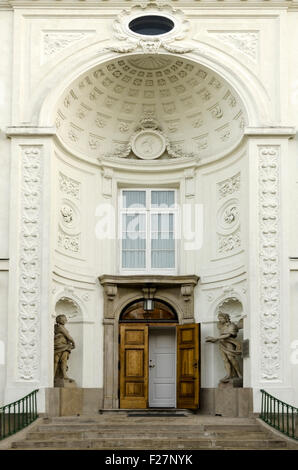 Eingang zu den königlichen Myslewicki Palast im Lazienki Park in Warschau, Warschau, Polen, Polska, Europa, Europäische. EU, PL Stockfoto