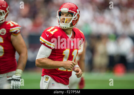 Houston, Texas, USA. 13. Sep, 2015. Kansas City Chiefs quarterback Alex Smith (11) Köpfe für die Seitenlinie während der 2. Hälfte der NFL-Spiel zwischen den Houston Texans und die Kansas City Chiefs NRG-Stadion in Houston, TX am 13. September 2015. Die Chiefs gewann 27-20. Bildnachweis: Trask Smith/ZUMA Draht/Alamy Live-Nachrichten Stockfoto