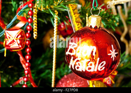 Bunte Weihnachtskugeln am Baum Stockfoto