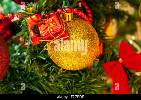 Bunte Weihnachtskugeln am Baum Stockfoto