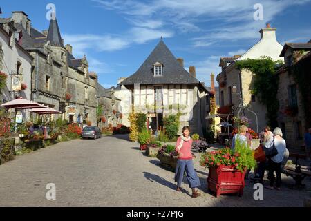 Place du Puits in das Zentrum des mittelalterlichen Dorfes von Rochefort En Terre, Morbihan, Bretagne, Frankreich. Sommer Stockfoto