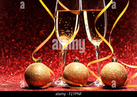 zwei Gläser Champagner bereit für Weihnachtsfeier Stockfoto