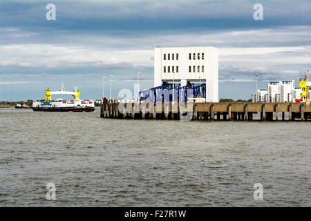 Woolwich Fähre überquert die Themse zwischen Woolwich und North Woolwich, London, Großbritannien Stockfoto