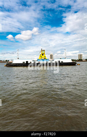 Eine Woolwich Fähre über die Themse zwischen Woolwich und North Woolwich, London, Großbritannien Stockfoto