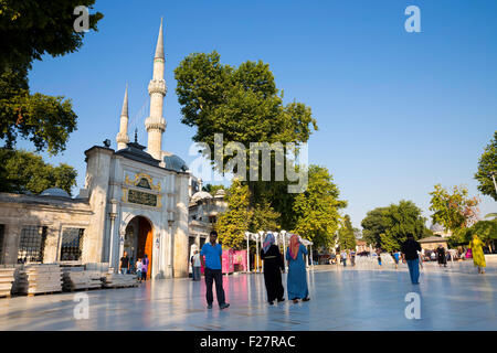 Touristen und türkischen Menschen zu Fuß in der Nähe von The Eyüp Sultansmoschee, Platz an einem sonnigen Tag Stockfoto