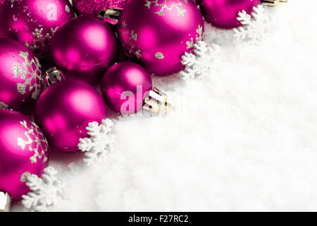 viele Weihnachtskugeln im Schnee Stockfoto