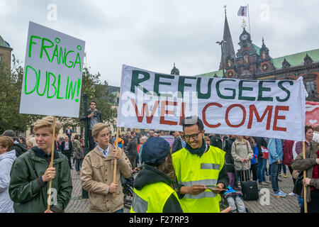 Malmö, Schweden. 13. Sep, 2015. Menschen halten Banner Aufnahme Flüchtlinge. Es gibt 5.000 geschätzten Menschen trat bei einer Kundgebung in Schweden, Druck auf nationaler und europäischer Regierungen, den Menschen vorzugehen, die von Krieg und Hungersnot zu fliehen. © Tommy Lindholm/Pacific Press/Alamy Live-Nachrichten Stockfoto