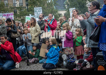 Malmö, Schweden. 13. Sep, 2015. Kinder nehmen an der Kundgebung zur Unterstützung der Flüchtlinge. Es gibt 5.000 geschätzten Menschen trat bei einer Kundgebung in Schweden, Druck auf nationaler und europäischer Regierungen, den Menschen vorzugehen, die von Krieg und Hungersnot zu fliehen. © Tommy Lindholm/Pacific Press/Alamy Live-Nachrichten Stockfoto