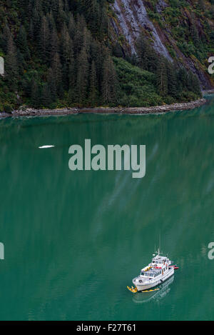 Schneegans, einem kleinen Kreuzfahrtschiff verankert für die Nacht in Fords Schrecken, einen eiszeitlichen Fjord in Southeast Alaska. Stockfoto