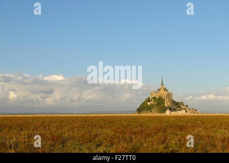 Normandie Frankreich. Le Mont Saint-Michel. Osten über die Gezeiten Bucht Salzmarsch. Abendlicht Stockfoto