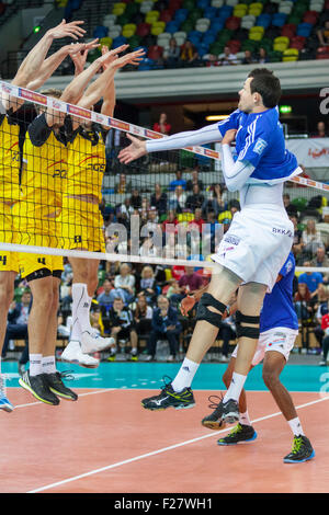 Kupfer-Box Arena, London, UK. 13. Sept. 2015. PGE Skra versuchen, einen Schuss von Baptiste Geiler (14) am Netz zu blockieren. VfB Friedrichshafen schlagen PGE Skra Bełchatów 3: 0 (25-21, 25-21, 25-20) Credit: Imageplotter/Alamy Live News Stockfoto