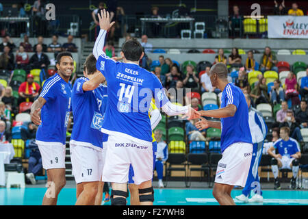 Kupfer-Box Arena, London, UK. 13. Sept. 2015. VfB Baptiste Geiler (14) und Marc Anthony Honore (9) feiern einen Punkt. VfB Friedrichshafen schlagen PGE Skra Bełchatów 3: 0 (25-21, 25-21, 25-20) Credit: Imageplotter/Alamy Live News Stockfoto